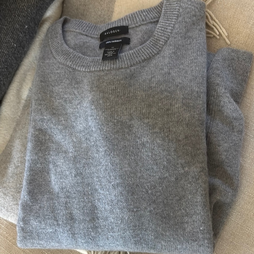 Halogen Gray Crewneck Sweater soft 100% cashmere sweater